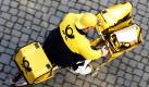 Trotz eines massiven Umsatzeinbruchs durch die globale Wirtschaftskrise hat der Logistikriese Deutsche Post im Jahr 2009 deutlich schwarze Zahlen geschrieben. Der Gewinn von 644 Millionen Euro nach einem Verlust von 1,7 Milliarden Euro im Jahr zuvor ist vor allem das Ergebnis eines strikten Sparprogramms, wie der Konzern in Bonn mitteilte.
 Foto: ap