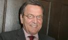 Gerhard Schröders rot-grüne Regierung verantwortete 1999 im Kosovo-Krieg den ersten Kampfeinsatz der Bundeswehr, lehnte indes eine Beteiligung am US-geführten Irak-Krieg entschieden ab. Mit der Agenda 2010 verfolgte Schröder ab 2003 einen innerparteilich heftig umstrittenen Reformkurs. 2005 setzte er vorgezogene Neuwahlen durch, bei denen Rot-Grün abgewählt wurde. Foto: dpa