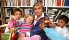 ... dass Astrid Lindgren im Laufe ihres Lebens mehr als 100 Bücher schrieb, die in 26 Ländern und 76 Sprachen erschienen? Alle Exemplare zusammen würden - aneinander gelegt - drei Mal um den Erdball reichen. Dabei hatte sich Lindgren - hier mit ihren Nachbarskindern - geschworen, niemals Schriftstellerin zu werden. Zum Glück hat sie sich das anders überlegt. Foto: dpa