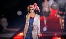 A model wears a creation by British fashion designer John Galliano as part of the Ready to Wear Spring Summer 2010 fashion collection, presented in Paris Wednesday Oct. 7, 2009, in Paris.(AP Photo/Jacques Brinon)

 Foto: AP