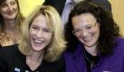Die Ministerin fuer Soziales und Gesundheit in Mecklenburg-Vorpommern, Manuela Schwesig (SPD, M.l.) und die SPD-Generalsekretaerin Andrea Nahles (r.) unterhalten sich am Freitag (27.08.10) in Demmin in der ASB-Kita Kinderland mit Kindern. Waehrend ihres Besuches in Demmin informieren sich die Politikerinnen ueber das Projekt Foerderung von Demokratie und Toleranz in Kindertagesstaetten. Foto: Jens Koehler/ddp Foto: ddp