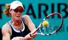 Die Australierin Samantha Stosur spielt den Ball zurück an ihre Kontrahentin Justin Henin aus Belgien bei der vierten Runde der French Open in Paris. Stosur gewann das Match mit 2:6, 6:1 und 6:4. Foto: ap
