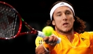 Juan Monaco aus Argentinien bei einem Return auf Novak Djokovic, Serbien, während der BNP Hallen Masters in Paris.
 Foto: ap