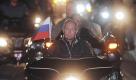 In this Monday, Aug. 29, 2011 photo, Russian Prime Minister Vladimir Putin rides a bike at a motor bikers' festival in the Black Sea port of Novorossiysk, Russia. (AP photo/RIA Novosti, Alexei Druzhinin, Pool)


um diesjährigen Biker-Treffen.

B
ei einem Biker-Treffen am Schwarzen Meer hat der russische Regierungschef sich als kerniger Motorradfahrer inszeniert und Motorradrocker als seine 'Brüder' bezeichnet. Der ganz in schwarz gekleidete Putin führte am Montagabend mit einem dreirädrigen Motorrad eine Kolonne von Bikern an, die zu einem Treffen auf einem früheren sowjetischen Kriegsschiff im Hafen von Noworossijsk fuhren. Unter Jubel dankte er seinen 'Brüdern' dafür, dass sie mit der Wahl ihres Treffpunkts gezeigt hätten, dass sie 'das Heldentum der Vergangenheit nicht vergessen' hätten.



 Foto: dapd