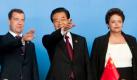 From left to right: Indian Prime Minister Manmohan Singh, Russian President Dmitry Medvedev, Chinese President Hu Jintao, Brazilian President Dilma Rousseff and South African President Jacob Zuma arrive for a joint news conference in Sanya, China Thursday, April 14, 2011. (AP Photo/Nelson Ching, Pool)


Gipfel der Schwellenländer begonnen
Vorspann: 	
Text: 	

Sanya/Peking (dpa) - Die Führer der großen Schwellenländer haben am Donnerstag im südchinesischen Touristenort Sanya auf der Insel Hainan ihre Gipfelgespräche aufgenommen. Im Mittelpunkt der Beratungen der sogenannten Brics-Staaten Brasilien, Russland, Indien, China und neuerdings auch Südafrika standen der Ausbau der Kooperation untereinander, die Probleme der Weltwirtschaft, die geplante Reform des globalen Finanzwesens und Entwicklungsfragen.

Unter Vorsitz von Chinas Staats- und Parteichef Hu Jintao kamen Russlands Präsident Dmitri Medwedew, Indiens Ministerpräsident Manmohan Singh, Brasiliens Präsidentin Dilma Rousseff und Südafrikas Präsident Jacob Zuma hinter verschlossenen Türen zusammen. Auch die Entwicklung der Rohstoffpreise und der Klimawandel standen nach Angaben der chinesischen Staatsagentur Xinhua auf der Tagesordnung.

Zum Abschluss des Gipfels ist eine gemeinsame Erklärung geplant. Auch wollten die Brics-Führer einen Bankenkooperation beschließen, um sich künftig Kredite oder Zuschüsse in lokaler Währung anstelle des US-Dollars zu gewähren. Es ist das erste Mal, dass Südafrika an den Beratungen teilnimmt, nachdem das Land Ende 2010 in den Club aufgenommen worden war. Nach 2009 in Russland und 2010 in Brasilien ist das Treffen erst der dritte Gipfel der Schwellenländer.

Die fünf Nationen haben nach chinesischen Angaben einen Anteil von 18 Prozent an der Weltwirtschaft und beherbergen rund 40 Prozent der Weltbevölkerung.

# dpa-Notizblock

## Redaktionelle Hinweise - Zusammenfassung bis 1600, ca 40 Zl - KORR-Bericht bis 1700, ca 50 Zl

## Orte - [Gipfel](Sanya, Provinz Hainan, China)

* * * * Die folgenden Informationen sind nicht zur Veröffentlichung bestimmt:

## dpa-Kontakte - Autor: Andreas Landwehr, +861065321473, - Redaktion: Martin Fischer, +49 30 285231302,

dpa lw xx n1 fi
Ressort: 	Wirtschaft
Schlagworte: 	Weltwirtschaft/Brics Foto: dapd