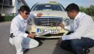 Abrar (l.) und Promod (r.) schmücken ihr deutsches Taxi wie es in ihrer Heimat in Indien üblich ist. Sie genießen den Komfort der Fahrzeuge und den luxuriösen Platz auf den Straßen der deutschen Kleinstadt. Aber sowohl die bayrischen Fahrgäste, die kein Englisch sprechen, als auch die deutschen Verkehrsregeln, sind eine wahre Herausforderung für beide. Foto: Kabel Eins