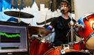 Der Student und Hobbyschalgzeuger David Große unterzieht sich einer Untersuchung im Rahmen des Projekts The Drum Beat der Technischen Universität Chemnitz. Sportwissenschaftler der TU testen dabei die physiologischen Belastung von Schlagzeugspielern. In dem Test werden unter anderem Herzfrequenz, Blutlaktat, Atemgase und das subjektive Belastungsempfinden ermittelt. Dabei stellen die Forscher fest, dass das Schlagzeug spielen eine hohe körperliche Beanspruchung darstellt, die in einer Konzertsituation Spitzenwerte wie im Leistungssport erreichen kann. Foto: dpa