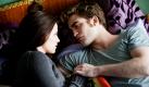 Kristen Stewart als Bella Swan und Robert Pattinson als Vampir Edward Cullen haben auch im dritten Teil der Twilight-Saga Eclipse - Bis(s) zum Abendrot nicht nur mit Beziehungsproblemen zu tun. Der Film kommt am Donnerstag in die deutschen Kinos. Foto: ap