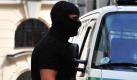 Eine Spezialeinheit der Polizei bereitet sich vor einer Filiale der Modekette HM in der Leipziger Petersstraße auf ihren Einsatz vor. Ein bewaffneter Mann überfiel den Laden in der Innenstadt und nahm Geiseln. Kurz nach 12.30 Uhr habe die Polizei einer Sprecherin zufolge ein Notruf von Kunden erreicht. Foto: dpa