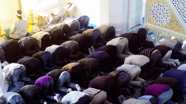 Gläubige in der Sehitlik Moschee in Berlin: Das Fest des Fastenbrechens beginnt mit einem Festgebet am Morgen.