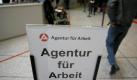 Eingang zur Bundesagentur für Arbeit: Die Talfahrt bei der Arbeitskräftenachfrage scheint vorerst gestoppt. Foto: dpa