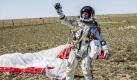 Er hat allen Grund zur Freude. Drei Rekorde hat Baumgartner mit seinem Sprung gebrochen: Er erzielte eine Höchstgeschwindigkeit von 1342,8 Stundenkilometern, war damit schneller als der Schall. Außerdem absolvierte er den höchsten bemannten Ballonflug und den höchsten Fallschirmsprung. Foto: Balazs Gardi/Red Bull Stratos