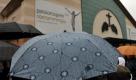 Die Premiere der 41. Oberammergauer Passionsspiele (Bayern) hat am bei Regen und kühlen acht Grad begonnen. Erstmals dauert das Bühnenspektakel, das vor der Alpenkulisse die Geschichte vom Leiden und der Auferstehung Jesu Christi erzählt, bis in die Nacht. Foto: ddp