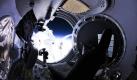 Auf einer Höhe von 39 Kilometern angekommen, geht er mit dem Extremsportler eine Checkliste durch, um alle nötigen Vorkehrungen für den Absprung zu treffen. Dann sind es nur noch wenige Sekunden, bis Baumgartner springt. Foto: dapd