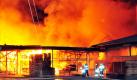 Lichterloh in Flammen steht in den Morgenstunden ein Sägewerk in Ofterdingen im Kreis Tübingen. Der entstandene Schaden ist groß: Fünf Millionen Euro hat das Feuer nach Schätzungen verschluckt, verletzt wurde jedoch niemand. Rund 100 Feuerwehrleute kämpften vom späten Donnerstagabend an bis in die Morgenstunden gegen die Flammen. Die Brandursache ist noch unklar. Foto: dpa