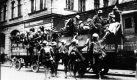 Das Archivbild vom 09.11.1923 zeigt die Ankunft von SA-Truppen aus dem Umland vor dem Bürgerbräukeller in München während des sogenannten 'Hitler-Putschs'. Am 08.11.1923 hatten Hitler und seine Münchner Anhänger im Bürgerbräukeller fast das gesamte bayerische Kabinett festgesetzt. Ein geplanter Marsch auf Berlin scheiterte jedoch wenige Tage später und Hitler wurde inhaftiert. Der Putsch in München hatte ihn jedoch in ganz Deutschland bekannt gemacht. dpa (zu dpa/lby-Themenpaket 'Putsch im Bierkeller: Aufstand bereitete Hitlers Weg an die Macht' vom 03.11.1998) nur s/w Foto: dpa