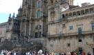 Am Ziel der Pilgerträume: Der Obradoiro-Platz vor der Kathedrale von Santiago de Compostela steht am Ende des Jakobsweges. Das im Westen gelegene Eingangsportal der Kathedrale - der Pórtico de la Gloria - wurde von Maestro Mateo und seiner Werkstatt bis 1188 geschaffen und gilt als künstlerisches Meisterwerk. Foto: dpa