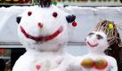 Vor dem Stand des Gemüsehändlers Alexander Josko aus dem polnischen Slubice, der Nachbarstadt von Frankfurt Oder in Brandenburg, stehen ein Schneemann und dessen Frau. Schon seit mehreren Jahren formt der Gemüsehändler vor seinem Stand Schneemänner. Foto: dpa