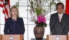 Tokio, Japan. Bei ihrem Besuch sicherte US-Außenministerin Hilary Clinton den Opfern der Atomkatastrophe von Fukushima weitere Unterstützung zu. Ihr japanischer Amtskollege Takeaki Matsumoto lobte das Engagement der USA. Auf das wird Japan voraussichtlich noch lange angewiesen sein, denn Kraftwerkbetreiber Tepco gab bekannt, dass es bis zu neun Monate dauern könne, bis die Atomruine Fukushima wieder stabil ist. Foto: dpa