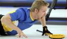 Der Schwedische Curler Niklas Edin ist beim olympischen Wettbewerb gegen die Schweiz voll und ganz konzentriert. Foto: ap