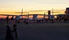Kurz vor dem bemannten Testflug: Das Mutterschiff hat im ersten Morgenlicht des 11. Oktober das SpaceShipTwo unter ihre Fittiche gepackt. Foto: Virgin Galactic
