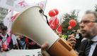 Der Vorsitzende der dbb Tarifunion Stöhr spricht in Potsdam für die Beschäftigten im Öffentlichen Dienst bei Bund und Kommunen zu den demonstrierenden Gewerkschaftern. Foto: Bernd Settnik Foto: dpa