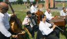 Auch, dass alle Sinti und Roma großartige Musiker sind, ist eine Legende aus der Zigeunerkiste. Aber natürlich ist Musik Teil ihrer Kultur, die die Nazis vernichten wollten. An den versuchten Völkermord erinnern diese Musiker in Auschwitz-Birkenau. Foto: dpa