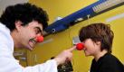Berlin. Im St. Josef Krankenhaus besucht der franco-mexikanische Opernsänger Rolando Villazon den elfjährigen Tim und albert mit ihm herum. Seit 2008 ist Rolando Villazon Botschafter des Humors für ROTE NASEN Clowndoctors International (RNI). Foto: dapd