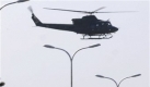 ... die Terroristen zu überwältigen und die Geiseln zu befreien. Ein Kampfhubschrauber kreist über dem Gelände der Armee in Rawalpindi. Foto: ap