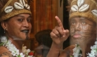 Tahitische Tänzer vor ihrer Tanzperformance in Rom. Die Aufführung findet im Rahmen der Filmaufführung von Couples Retreat statt, der in Tahiti spielt. Foto: ap