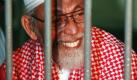 Der Geistliche Abu Bakar Bashir wartet in Jakarta auf den Beginn seines Gerichtsprozesses. Bashir droht die Todesstrafe, wenn er für schuldig erklärt wird, an der Durchführung und Planung der Bombenangriffe auf Bali beteiligt gewesen zu sein, bei denen 202 Menschen starben. Der 72-Jährige streitet die Vorwürfe mit Hinweis auf seine Religiosität ab. Foto: dpa