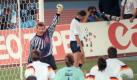 Der Beginn des englischen Elfmeter-Traumas: Stuart Pearce scheiterte im WM-Halbfinale 1990 gegen Bodo Illgner, Chris Waddle (mit hängendem Kopf) drosch seinen Strafstoß über die Latte. England war mit 3:4 n.E. ausgeschieden und Deutschland wurde Weltmeister. Foto: dpa