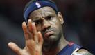 Cleveland Cavaliers' LeBron James talks to teammate Anderson Varejao during the first quarter of Game 3 in the first round of the NBA basketball playoffs against the Chicago Bulls on Thursday, April 22, 2010, in Chicago. (AP Photo/Nam Y. Huh) Foto: ap