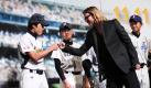 Bei der Vorstellung seines neuen Films Moneyball in Tokio, begrüßt Brad Pitt, Baseballspieler einer japanische Schule. Das Baseball-Drama, das auf der wahren Geschichte des amerikanischen Baseball-Teams Oakland Athletics beruht, feiert am 2. Februar 2012 Deutschlandpremiere. Foto: dapd