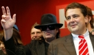 Gabriel mit Sänger Udo Lindenberg. Nach dem Verlust seines Regierungspostens inNiedersachsen macht die SPD Gabriel zum Beauftragten für Popkultur und Popdiskurs. Sein neuer Spitzname: Siggi Pop. Foto: dpa