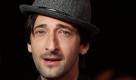 Oscar-Preisträger Adrien Brody (37) ist auf die Produzenten seines Horror-Films Giallo nicht gut zu sprechen. Der Schauspieler geht wegen Vertragsbruch gerichtlich gegen die Firma Hannibal Pictures vor, berichtete der US-Sender CNN. Brody fordert einen sofortigen Stopp der gerade begonnenen DVD-Verkäufe. Vor zwei Jahren hatte er den Horror-Streifen in Italien gedreht. Die Produzenten schuldeten ihm noch 640.000 Dollar Gage, behauptet Brody. Eine knappe Million Dollar hatte er bereits bei Drehbeginn erhalten. Solange das Restgeld fehlt, pocht Brody auf sein vertraglich zugesichertes Vetorecht, dass der Film in den Handel kommt. (dpa) Foto: dpa