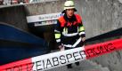 Ein Feuerwehrmann läuft in München auf dem Marienplatz aus dem abgesperrten Untergeschoss des U- und S-Bahnhofs. Vermutlich war es ein Kabelbrand in dem Bahnhof, der in den frühen Morgenstunden einen Großeinsatz der Feuerwehr ausgelöst hatte.  Foto: dpa