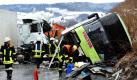 Auf der Autobahn A8 bei Zusmarshausen (Schwaben) ist ein Reisebus verunglückt, der dem Blitzeis durch den Regen auf tiefgefrorenem Boden zum Opfer gefallen war. Als der Fahrer des mit 28 Passagieren besetzten Reisebusses wegen eines Unfalls bremsen musste, stellte sich der Bus quer. Ein nachfolgender Lastwagen fuhr in die Seite des Busses, der durch die Wucht des Aufpralls umstürzte. Insgesamt wurden 30 Leute verletzt, vier davon schwer. Foto: dpa