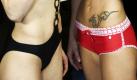 Boxerin Ina Menzer (links) und Ramona Kühne posieren nach dem Wiegen. Der Kampf zwischen Menzer und Kühne findet am Samstag in der Bördelandhalle in Magdeburg statt. Foto: ddp