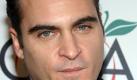 Niemand Geringeren als den berüchtigten Marquis de Sade (gespielt von Geoffrey Rush) muss Joaquin Phoenix in Quills - Macht der Besessenheit beistehen. Phoenix spielt den Abbé Coulmier, der die psychiatrischen Klinik leitet, in der der französische Skandalautor de Sade seine letzten Jahre verbrachte. Foto: dpa