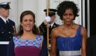 First Ladys unter sich: Die mexikanische First Lady Margarita Zavala (links) bei einem Empfang zum Staatsdinner im Weissen Haus in Washington an der Seite von Michelle Obama. Foto: dapd