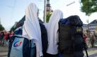 Ordensfrauen mit Rucksäcken in Mannheim bei der Eröffnungsfeier des 98. Katholikentags. Foto: Uwe Anspach Foto: dpa