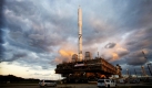 Die Rakete Ares I-X wird in Cape Caneveral, Florida, zur Startrampe gefahren. Am 27. Oktober wird sie ihren Testflug haben und der Nasa unter anderem Aufschlüsse über das Flugverhalten geben. Foto: dpa