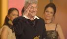 Der US-Schauspieler Tony Curtis salutiert am Mittwoch (04.02.2004) in Berlin, nachdem er mit der Goldenen Kamera für sein Lebenswerk ausgezeichnet wurde. Im Hintergrund stehen seine Töchter Alegra (l) und Kelly Curtis. Zu der Gala am Vorabend der Berlinale-Eröffnung waren rund 900 Gäste in das Konzerthaus am Gendarmenmarkt geladen. Foto: Andreas Altwein dpa/lbn Foto: dpa