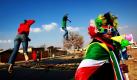Südafrika schmückt sich in den Nationalfarben - noch ein Tag bis zum Anpfiff der Weltmeisterschaft 2010. Foto: ap