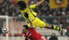 Synchronspringen: Dortmunds Patrick Owomoyela (oben) und Bayern-Star Franck Ribéry bekämen für diese Aktion eine gute B-Note. Punkte durften nur die Bayern mitnehmen, blieben aber durch ein zu wenig geschossenes Tor gegenüber Bayer Leverkusen auf Rang zwei. Foto: ddp