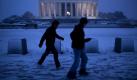 Passanten kämpfen vor dem Lincoln Memorial in Washington gegen den Wind an. Die US-Ostküste erlebt zurzeit einen extremen Wintereinbruch. Foto: dpa