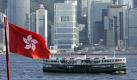 Eine Hongkong-Flagge weht vor einer Fähre, im Hintergrund der Victoria Hafen (Aufnahme vom 25.06.2007). Am kommenden Sonntag (01.07.2007) vor zehn Jahren hat Großbritannien die Kronkolonie Hongkong an China zurückgegeben. Foto: Alex Hofford (zu dpa-Themenpaket Hongkong vom 26.06.2007) +++(c) dpa - Bildfunk+++ Foto: dpa