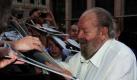 Die italienische Filmlegende Bud Spencer, bürgerlich Carlo Pedersoli, ist zu Besuch in der deutschen Hauptstadt und erfüllte am Dienstagabend bei seiner Ankunft im Berliner Hotel The Regent schon fleißig die Wünsche der Fans. Heute gibt er eine offizielle Autogrammstunde in einem Berliner Buchladen. Foto: action press