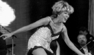 Mit ihrer mitreissenden Buehnenschow am späten Sonntag abend (23.6.) im ausverkauften Rostocker Ostseestadion heizte die 56jaehrige Rock-Lady Tina Turner ihren Fans trotz kuehler Temperaturen kraeftig ein. Spaetestens mit dem Titel 'River Deep, Mountain High ' gelang es ihr, die 35.000 Gäste zu Begeisterungsstürmen hinzureißen. ZB FUNKREGIO OST Foto: dpa